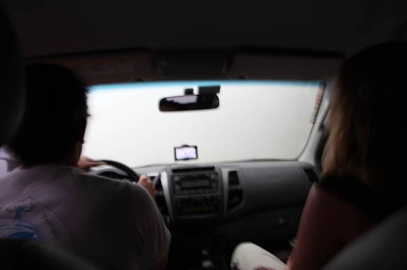 Atravessando uma fortíssima neblina na região ao norte de Quito, no Equador